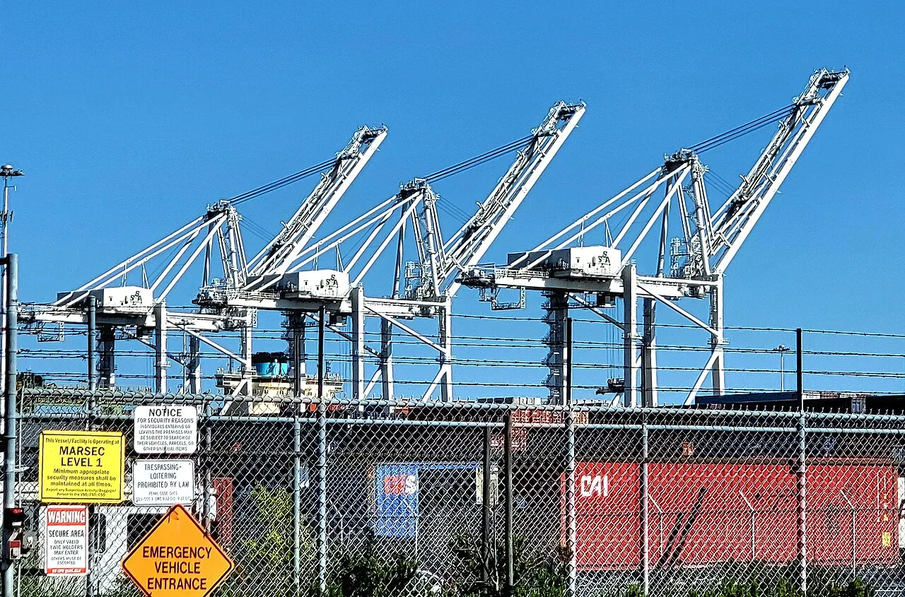 Container cranes at the Port of Oakland.jpg
