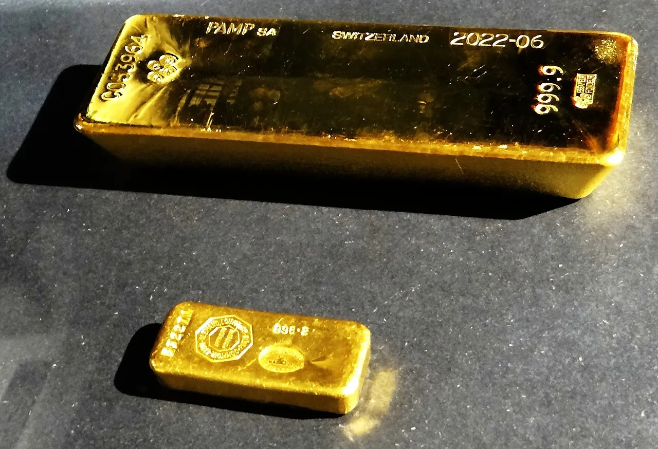 Gold ingot and bar of Banque de France.jpg